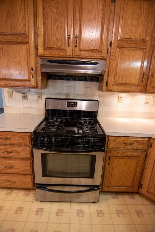 Building Photo - 4 Bedroom 2 Bath