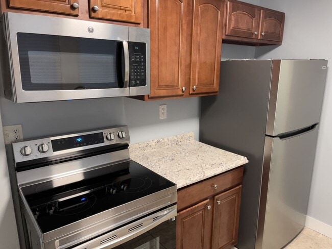 Building Photo - 3 BtR/1.5 Bath  Single Family Home in established west side neighorhood.