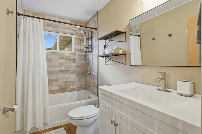 Building Photo - 208 Westridge Dr