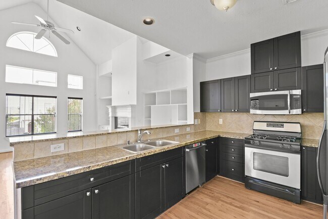 Building Photo - Charming 3-Bed, 2.5-Bath Home in the Heart of the Heights with Spacious Yard & Prime Location