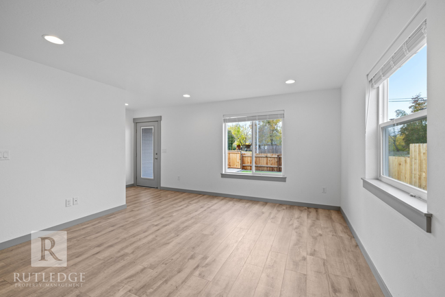 Building Photo - 3/2.5 Bedroom Townhome
