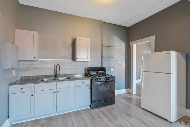 Building Photo - 319 N Salina St