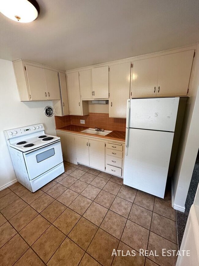 Building Photo - 1365 Emery St W