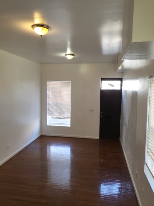 Building Photo - 1829 N Port St