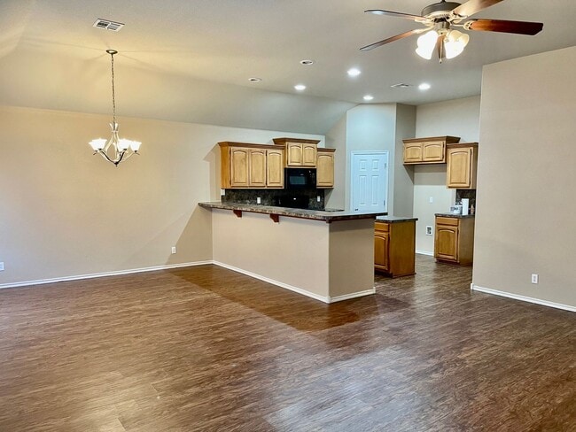 Building Photo - 4 bed 2 bath - Law Enforcement discount.