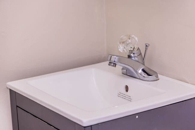 Building Photo - 1/2 Off 1st Month's Rent!! 2 bedroom House in the Randolph Community