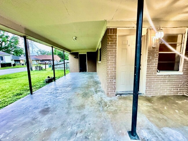 Building Photo - 320 S Avenue F