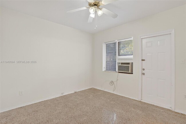 Building Photo - 140 SW 30th Ct