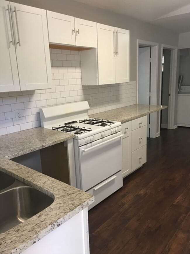 Building Photo - Charming East Austin Gem