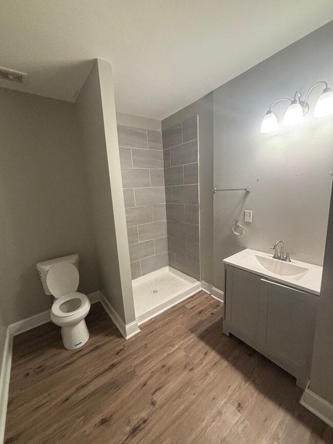 Building Photo - 3 Bedroom 2 Bathroom Townhome Available in 21216
