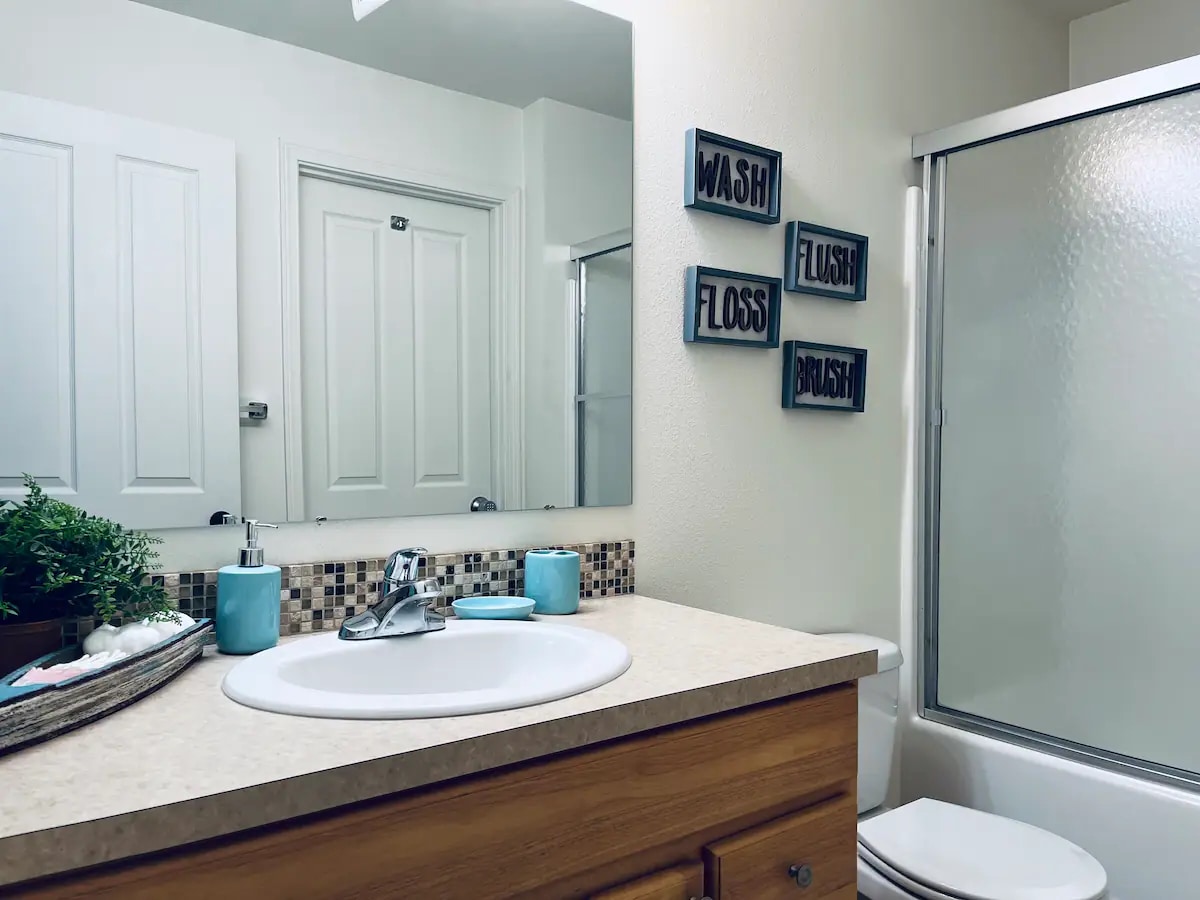 2 full tub/shower bathrooms. - 1747 Vela Ln SW