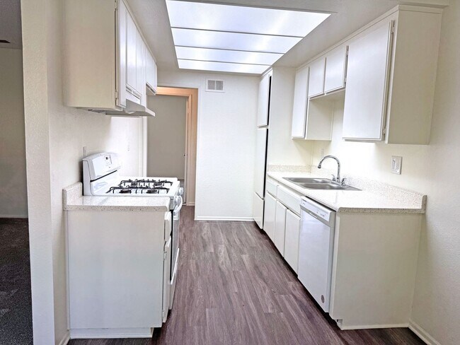 Building Photo - Unit 55 - RENT SPECIAL! 1 Bed 1 Bath Apartment Home in Anaheim, CA