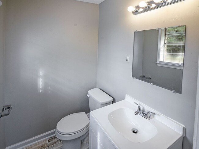 Building Photo - Fully updated 3 bed, 1.5 bath home with wo...