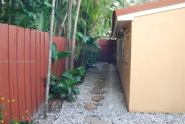 Building Photo - 270 S Melrose Dr