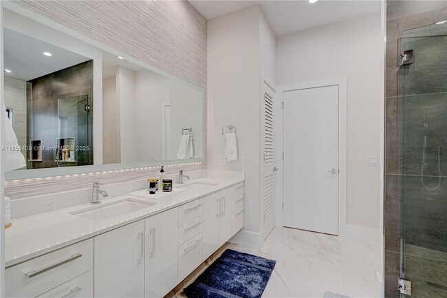 Building Photo - 2521 SW 105th Ave