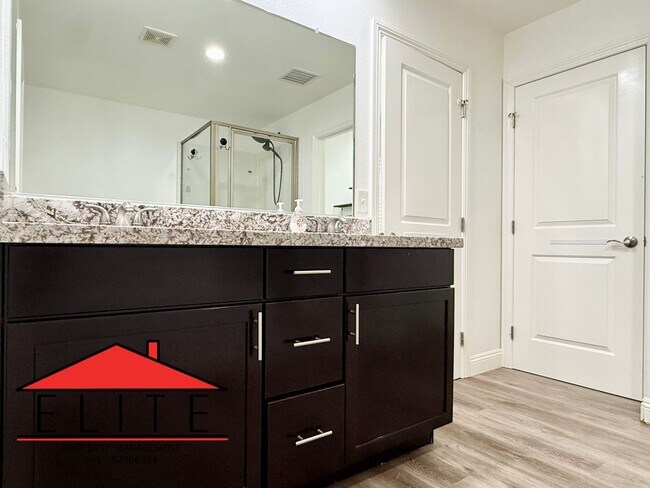 Building Photo - AVAILABLE NOW!!