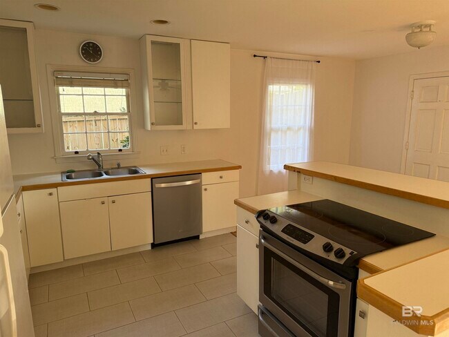 Building Photo - 162 Pecan Ave