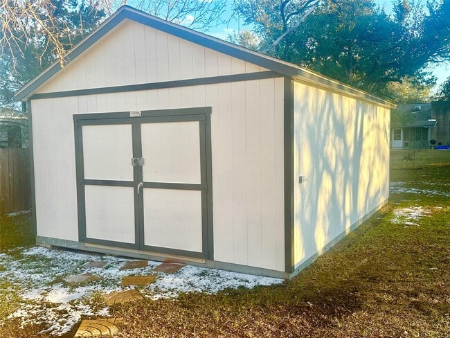 Building Photo - 1102 Serenada Dr