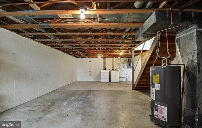 Building Photo - 8725 Yvonne Ct Way