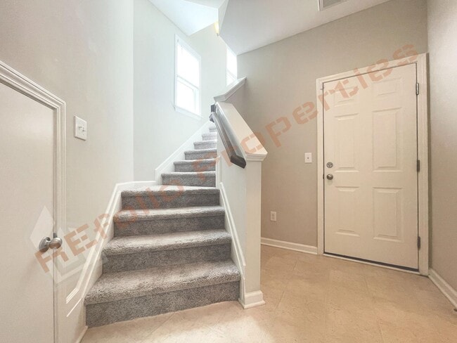 Building Photo - Beautiful End Unit 3 Story 3 bedroom, 3.5 bathroom Townhome with 2 Car-Garage in 540 Townes subdi...