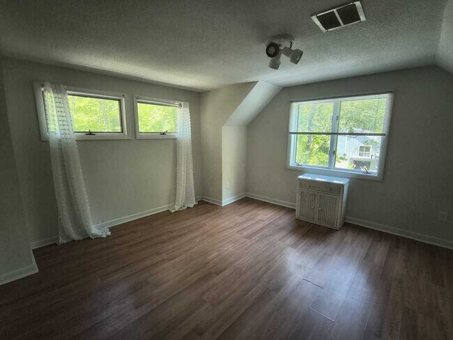 Building Photo - 421 E Hyerdale Dr