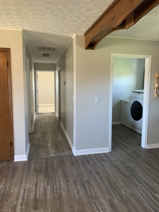 Building Photo - 543 Eden Rd