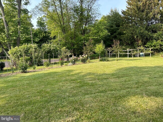 Building Photo - 5 Cedar Woods Dr