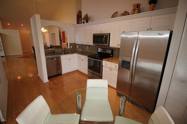 Building Photo - 404 Sabal Palm Ln