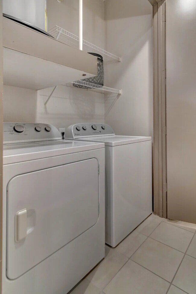 Building Photo - 1 Month Free on a 2/2 in Central Houston!
