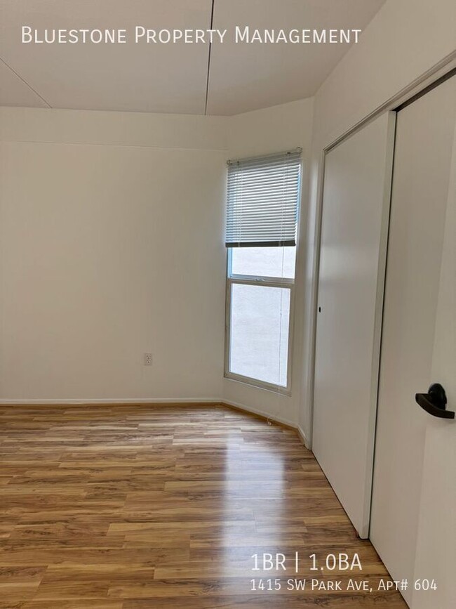 Building Photo - MOVE IN READY! Skylit 1 Bedroom on the Par...