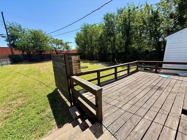 Building Photo - Super Cute HUGE Backyard!