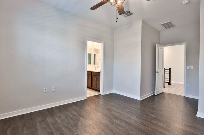 Building Photo - Gorgeous 4bed/3 bath End Unit Condo in Gil...