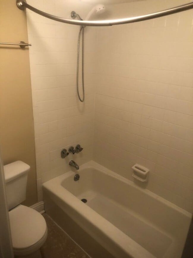 Building Photo - 6980 Roswell Rd