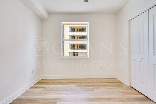 Building Photo - Breathtaking 3 Bedroom Daytona Beach Shore...