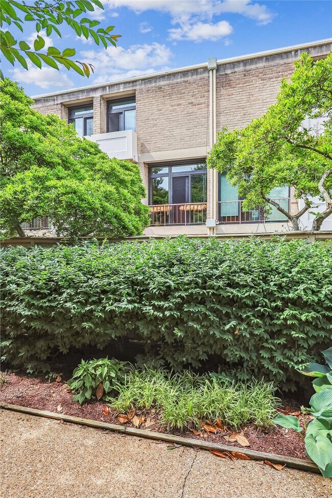 Building Photo - Chic Two-Level Condo in Prime SW Waterfront Location