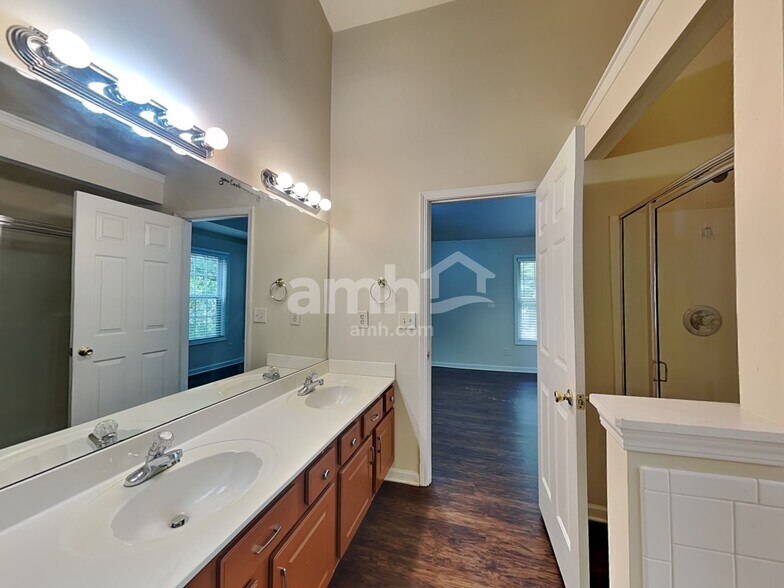 Building Photo - 190 Cedarhurst Rd