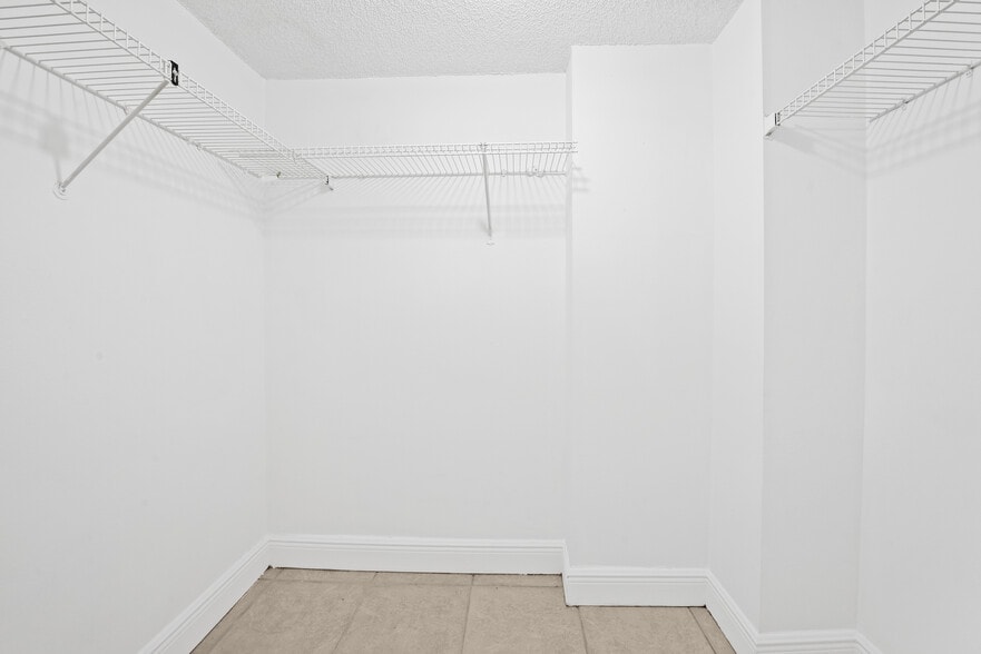 Building Photo - 140 Lakeview Dr