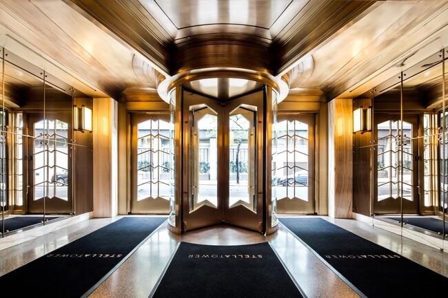 Building Photo - 425 W 50th St