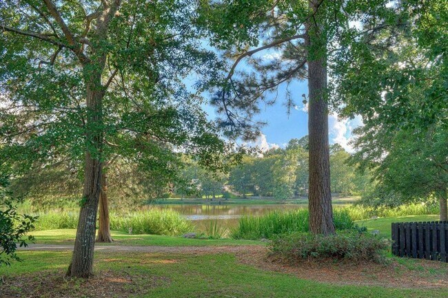 Building Photo - BEAUTIFUL WATERFRONT TOWNHOME