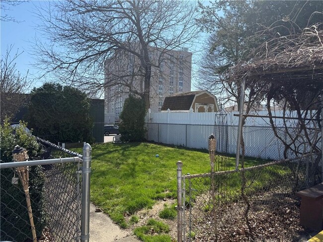 Building Photo - 10 Knight St