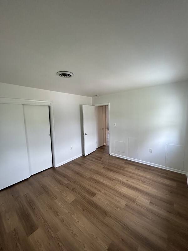 Building Photo - 302 Hillside Dr