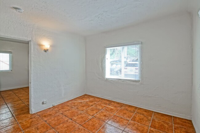 Building Photo - 3809 Crest Dr