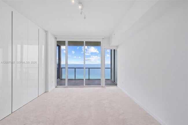 Building Photo - 100 South Pointe Dr