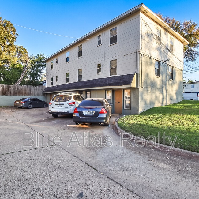 Building Photo - 2215 Riverview Dr