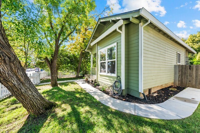 Building Photo - Charming 2-bedroom, 1-bathroom in Roseville