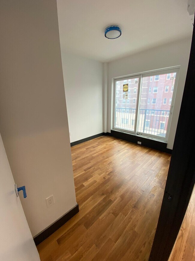 Building Photo - 1364 Rogers Ave