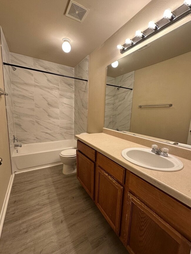 Building Photo - Townhouse available for IMMEDIATE move in