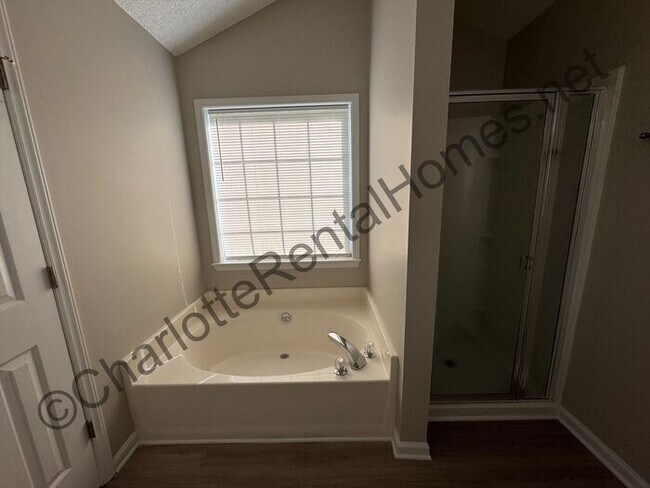 Building Photo - Beautifully updated 3-bedroom, 2-bathroom home for rent in Charlotte!