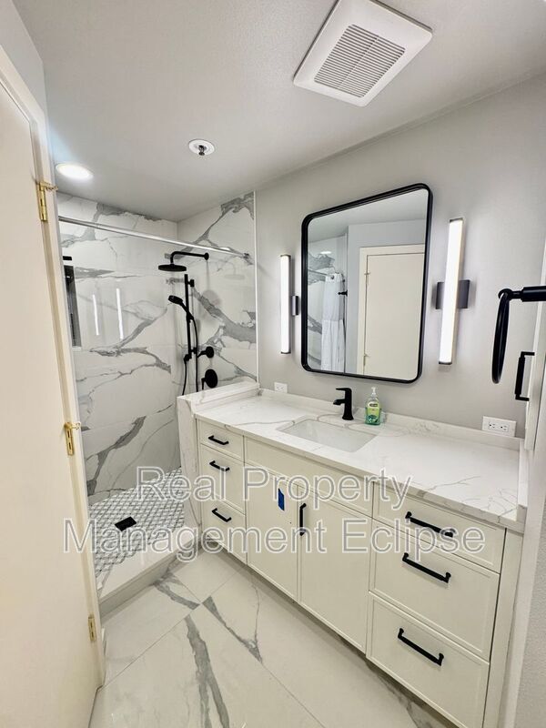 Building Photo - 9039 NE Juanita Dr
