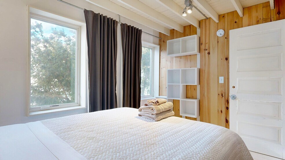 Building Photo - 42 Evergreen Ave